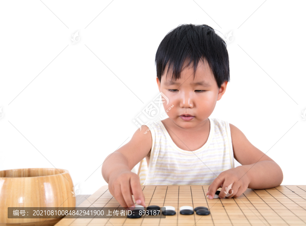 中國小女孩在認(rèn)真的學(xué)習(xí)下圍棋