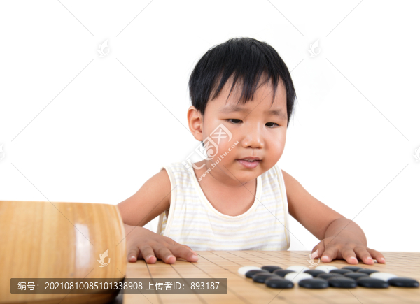 觀察棋盤(pán)上棋子的中國(guó)小女孩