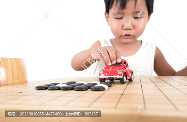 棋子的棋盤上玩小汽車玩具