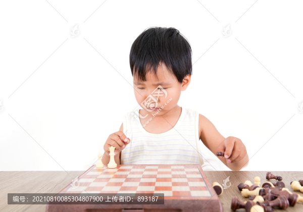 小女孩正在學(xué)習(xí)國(guó)際象棋