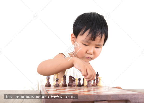 小女孩正在學(xué)習國際象棋