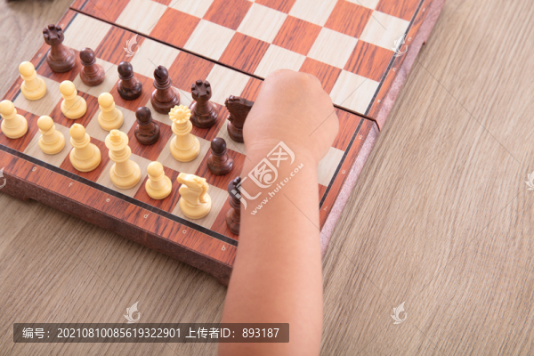 特寫小孩子的手正在下國際象棋