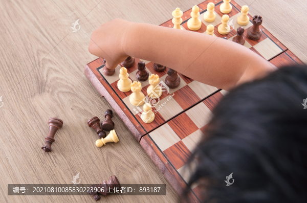 小孩子正在學(xué)習(xí)下國際象棋