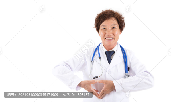 女醫(yī)生用手擺出愛心的形狀