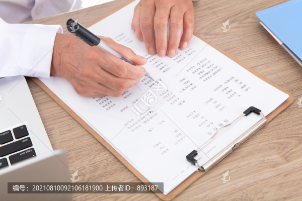 白大褂的醫(yī)生正在簽署相關(guān)文件