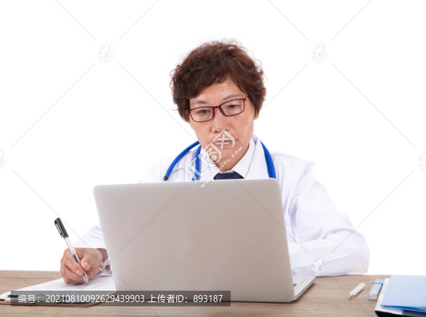 正在電腦前工作中的中國醫(yī)生