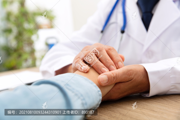醫(yī)生撫摸著患者的手表示安慰
