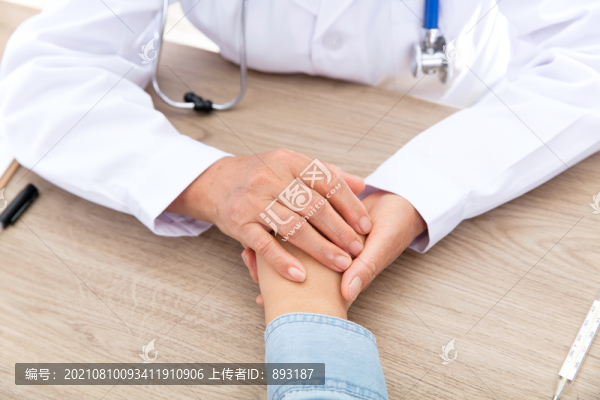 醫(yī)生撫摸著患者的手表示安慰