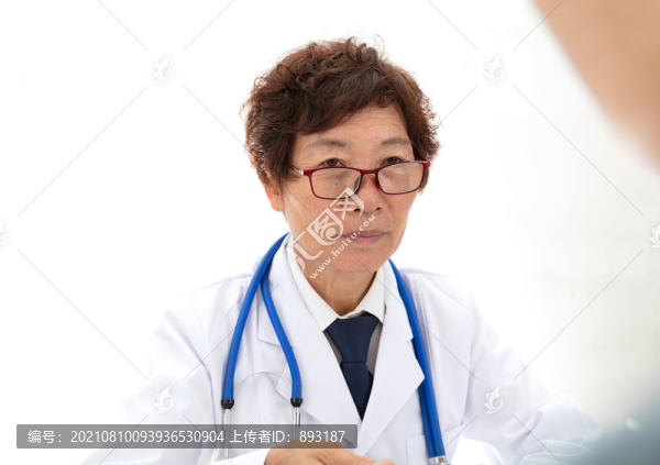 正在向患者詢問有關(guān)情況的醫(yī)生
