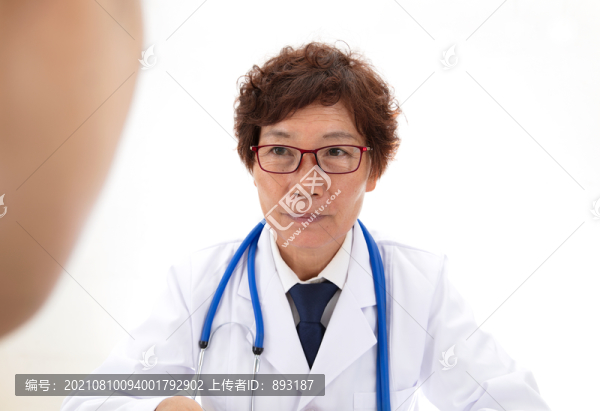 正在向患者詢(xún)問(wèn)有關(guān)情況的醫(yī)生