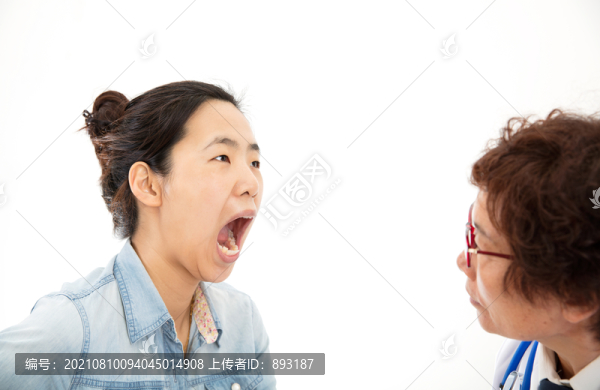牙科醫(yī)生正在為女患者治牙
