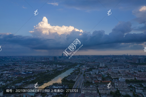 蘇州護(hù)城河白云與雨
