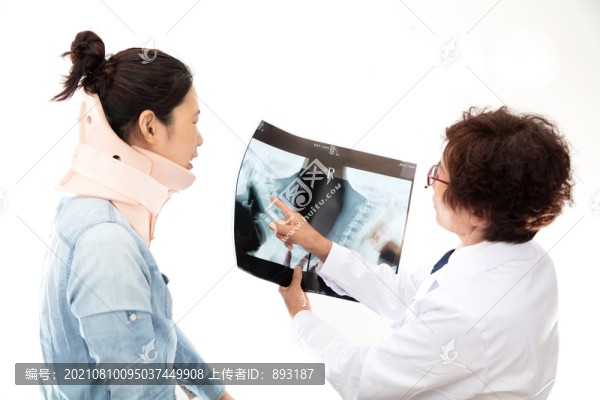 醫(yī)生拿著X光片為戴著頸托的患者