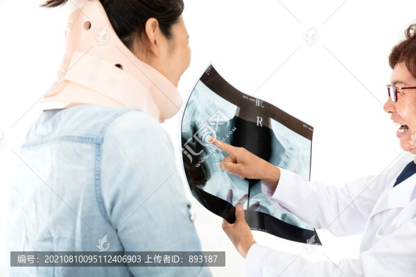 醫(yī)生拿著X光片為戴著頸托的患者