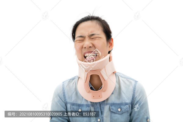 戴著勁托表情痛苦的年輕女孩