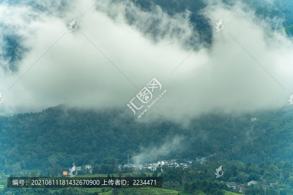 巴山雨后云煙起