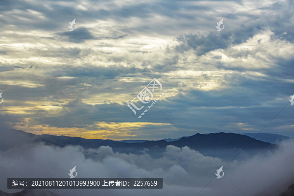 云霧晨曦山巒