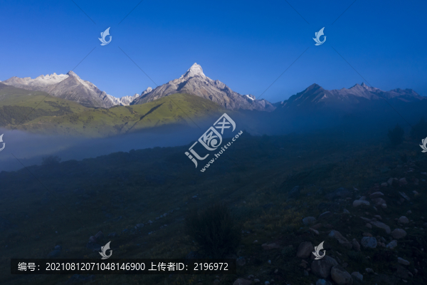 晨霧中的克麥隆神山風(fēng)光