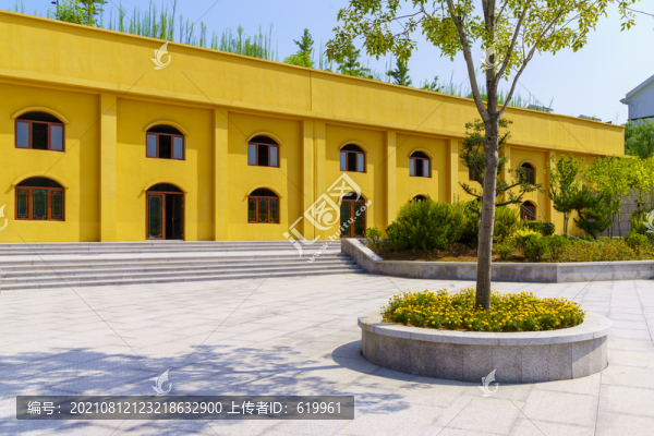 前景是石板路的公園黃色房子景觀
