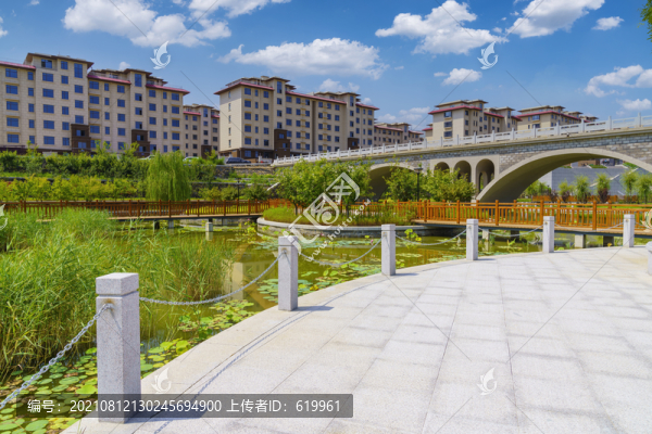 拱橋樓房背景的公園青石板路面