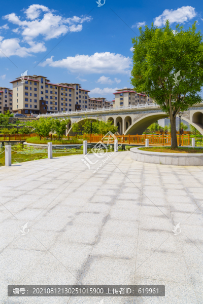 拱橋樓房背景的公園青石板路面