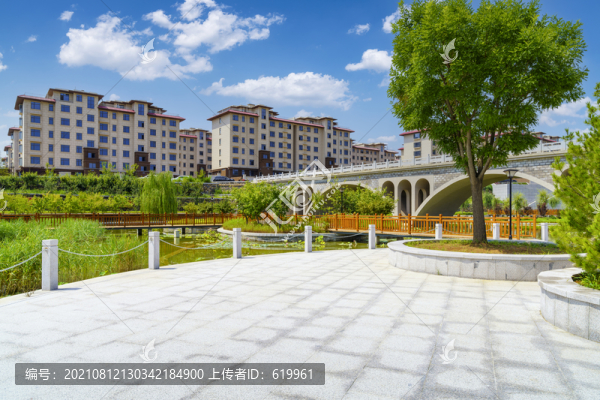 拱橋和樓房背景的公園青石板路面