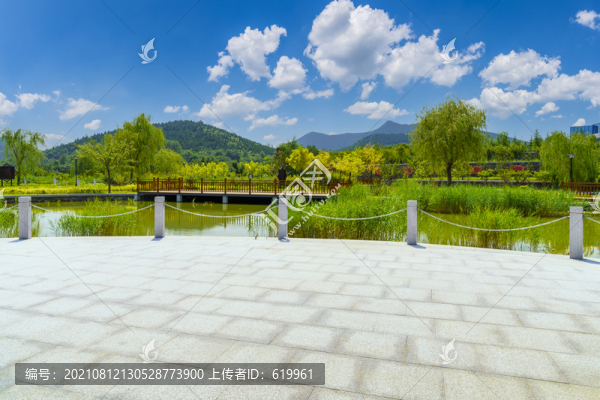 青山背景的公園青石板路面
