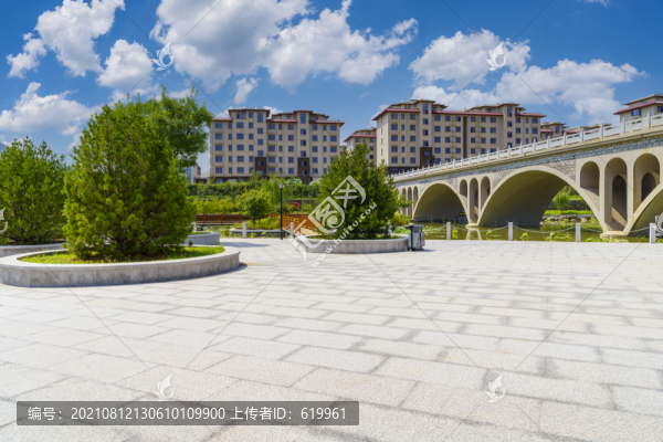 拱橋和樓房背景的公園青石板路面