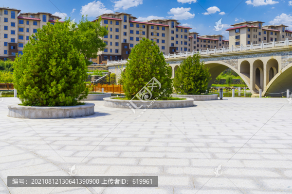 拱橋和樓房背景的公園青石板路面