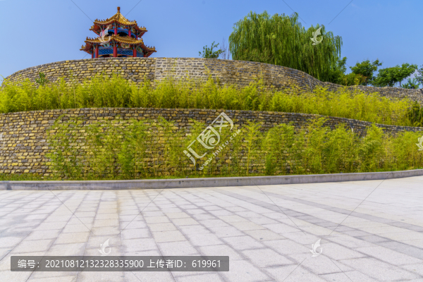 前景是石板路面的公園竹林墻景觀