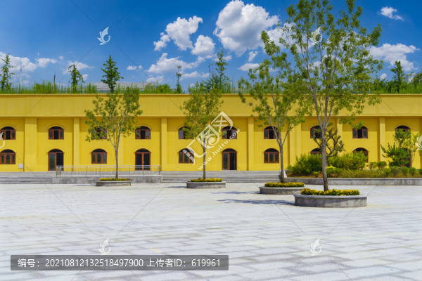 前景是石板路的公園黃色房子景觀