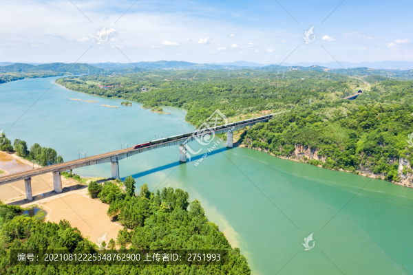 旅客列車駛過衡柳高鐵湘江大橋