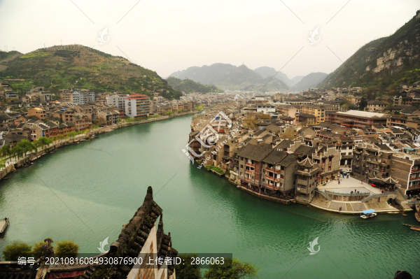 貴州黔東南俯瞰河邊的鎮(zhèn)遠(yuǎn)古鎮(zhèn)
