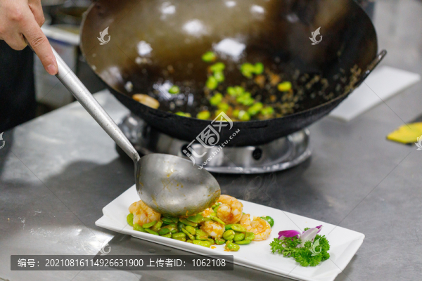 飯店后廚做飯炒菜配菜
