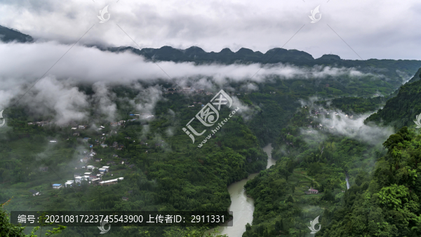 云霧繚繞的山村
