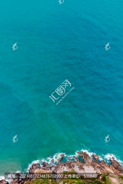 航拍海邊礁石海浪素材