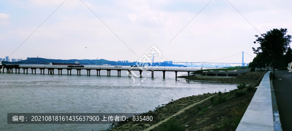江邊碼頭