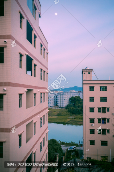 高樓林立的小鎮(zhèn)日落