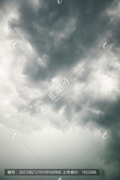 烏云密布的天空