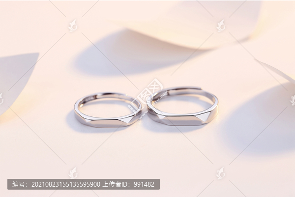 放在桌面的銀戒指