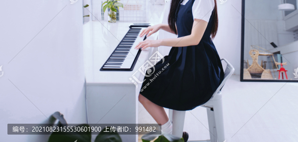 彈奏可折疊的手卷鋼琴