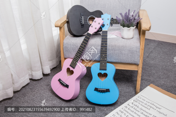 彩色的可愛尤克里里