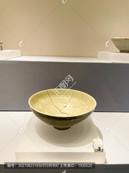 青釉刻花瓷碗