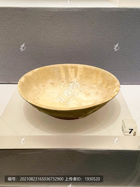 青釉平底瓷碗