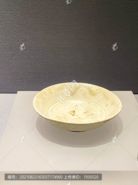 青白釉瓷碟