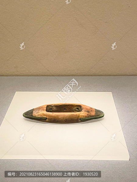 包銅條鑲牛角木雕梭子