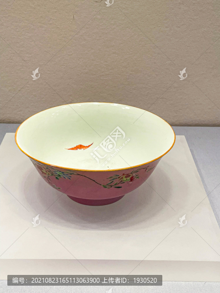 胭脂紅地粉彩折枝石榴花卉紋瓷碗