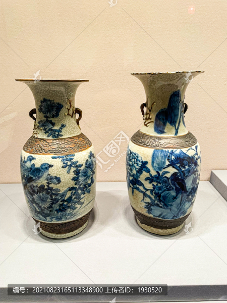 哥釉青花花鳥紋鐵銹花瓷瓶
