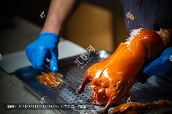 廚師正在給烤鴨切片