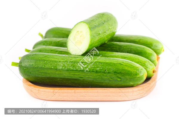 白底上放著新鮮水果黃瓜